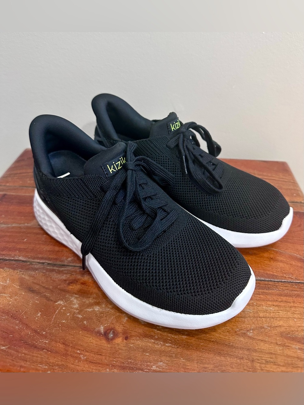 Kizik Athens Women’s Slip On Shoes Athletic Black and White Size 7